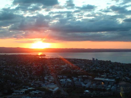 Le soleil se couche sur Auckland