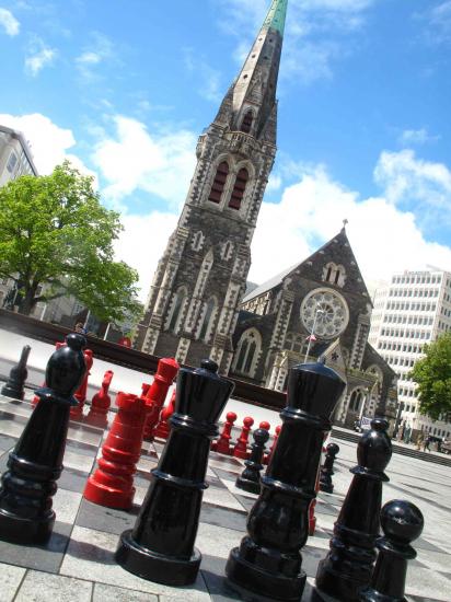 Jeu d'échecs géant devant la cathédrale