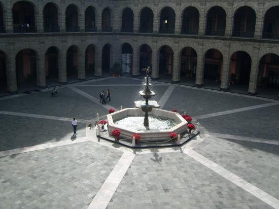 Fontaine du palacio nacional