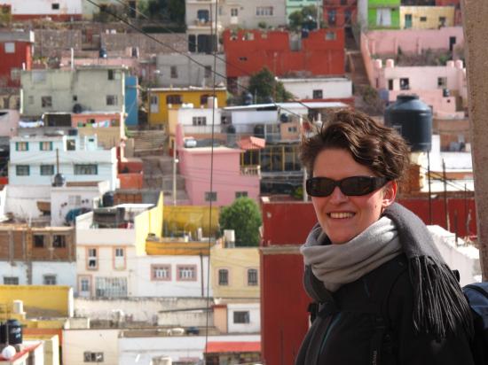 Claire sur fond de maisons colorées de Zacatecas