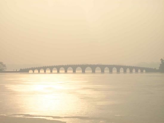 Pont aux 17 arches sur le lac Kunming