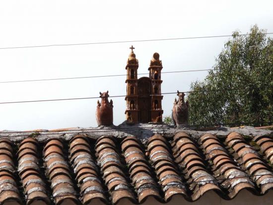 céramique traditionnelle  andine sur les toits des maisons